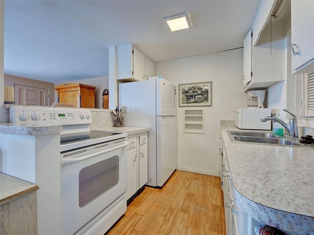 Image 13 of property listing at 35 HILLCREST DRIVE, Englewood, FL 34223