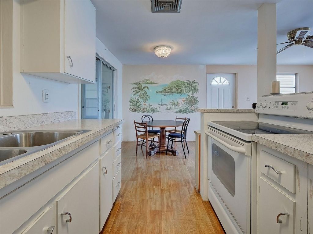 Image 14 of property listing at 35 HILLCREST DRIVE, Englewood, FL 34223