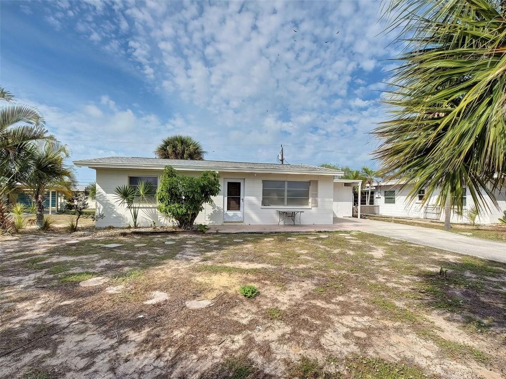 Image 3 of property listing at 35 HILLCREST DRIVE, Englewood, FL 34223