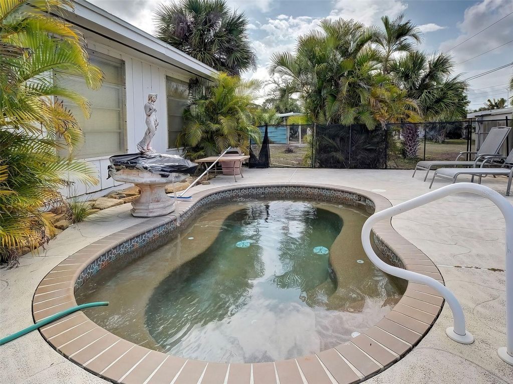 Image 24 of property listing at 35 HILLCREST DRIVE, Englewood, FL 34223