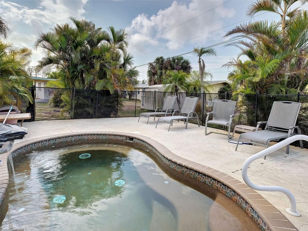 Image 25 of property listing at 35 HILLCREST DRIVE, Englewood, FL 34223