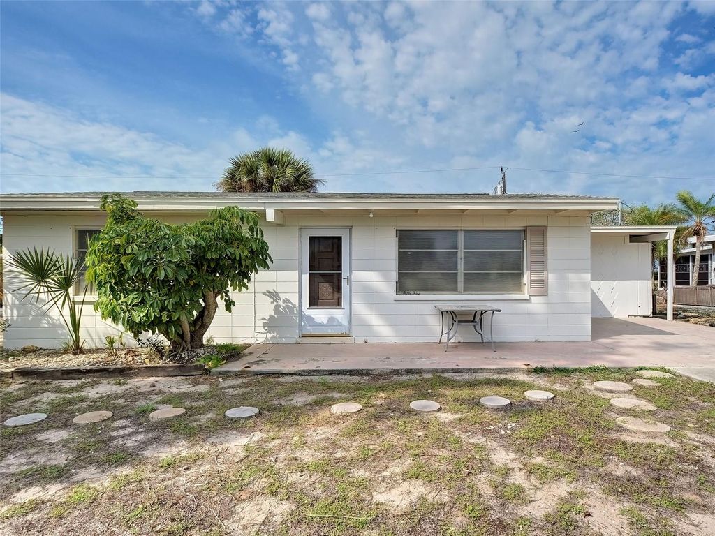 Image 4 of property listing at 35 HILLCREST DRIVE, Englewood, FL 34223