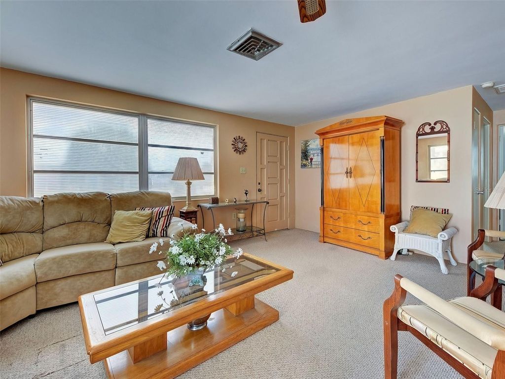 Image 6 of property listing at 35 HILLCREST DRIVE, Englewood, FL 34223