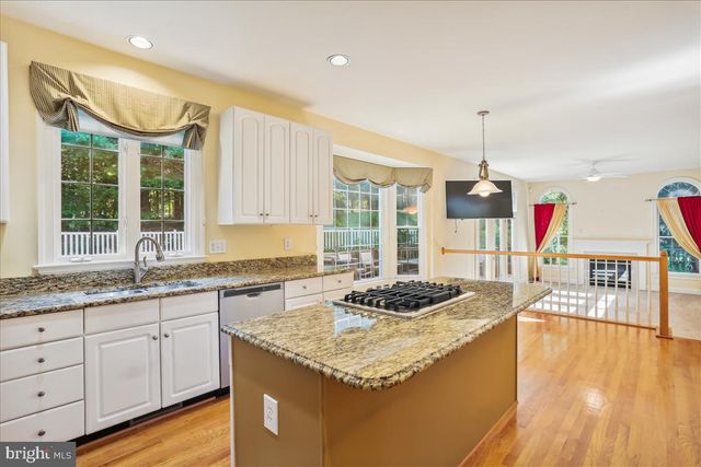 8931 FALLS FARM DR, Potomac, MD 20854