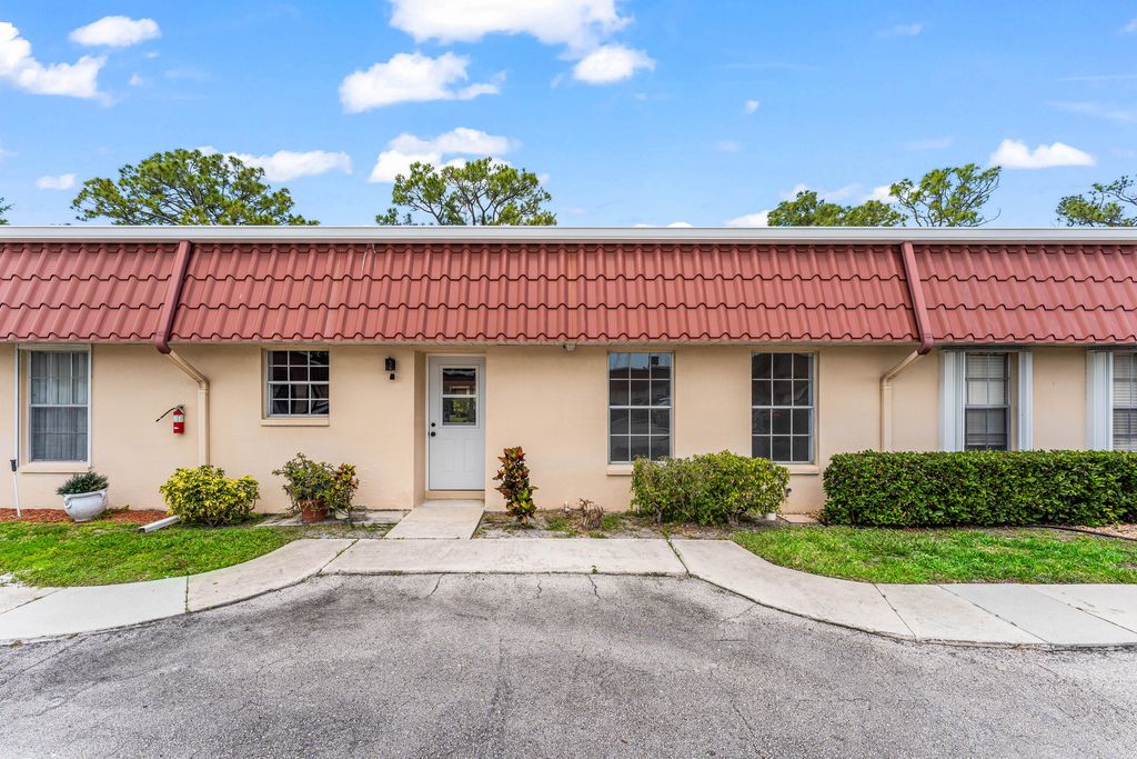 711 Laconia Circle B, Greenacres, FL 33467
