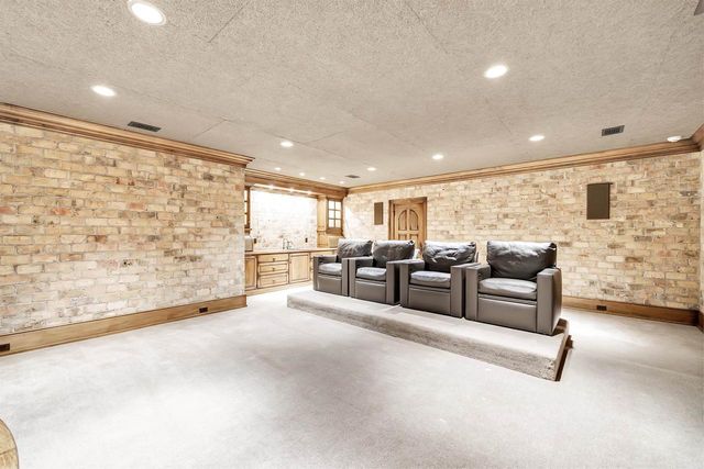 1250 THAYER TRAIL, Hobart, WI 54155