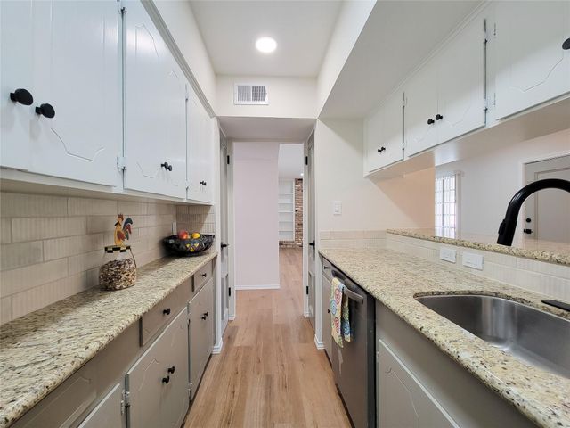 2101 Fountain View Drive 24C, Houston, TX 77057