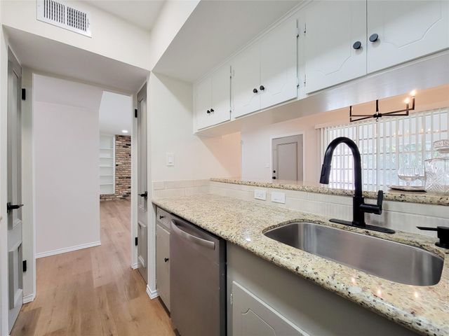 2101 Fountain View Drive 24C, Houston, TX 77057