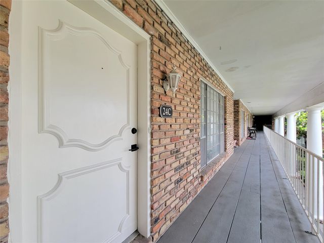 2101 Fountain View Drive 24C, Houston, TX 77057