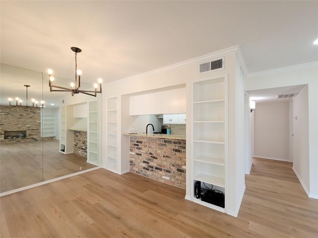 2101 Fountain View Drive 24C, Houston, TX 77057