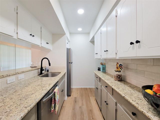 2101 Fountain View Drive 24C, Houston, TX 77057