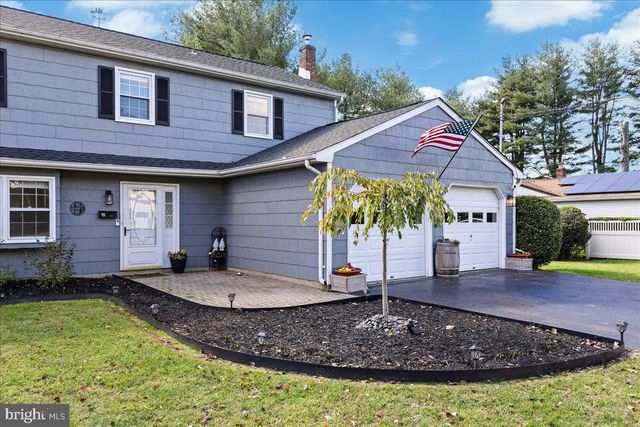 15 LESHIN LN, Hightstown, NJ 08520
