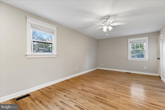 15 LESHIN LN, Hightstown, NJ 08520