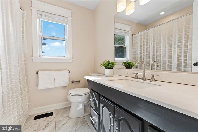 15 LESHIN LN, Hightstown, NJ 08520