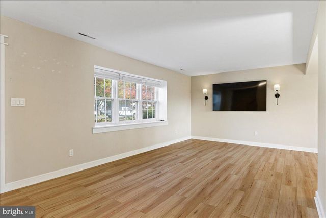 15 LESHIN LN, Hightstown, NJ 08520
