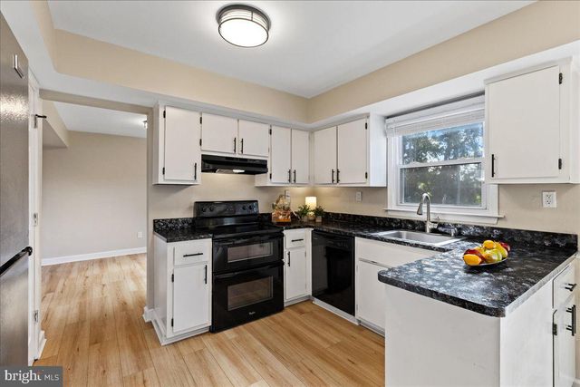 15 LESHIN LN, Hightstown, NJ 08520