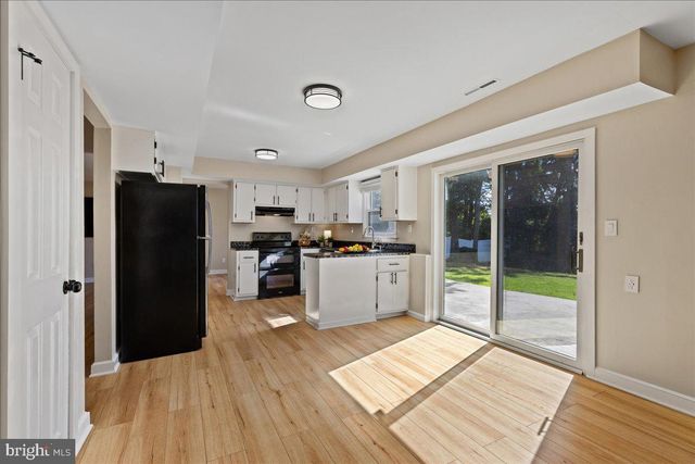 15 LESHIN LN, Hightstown, NJ 08520