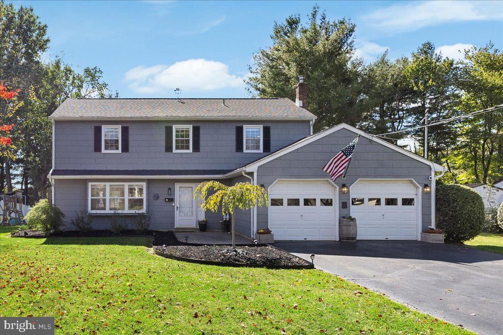 15 LESHIN LN, HIGHTSTOWN, NJ 08520 — exterior