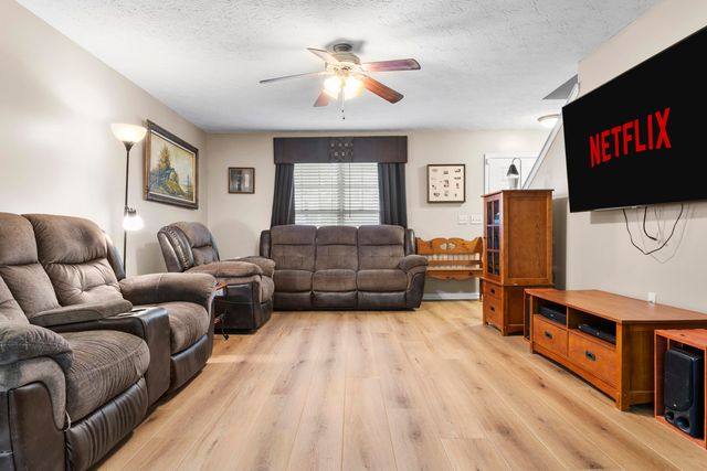 141 Meadow View Way, Georgetown, KY 40324
