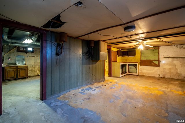 1213 W ARMSTRONG Avenue, Peoria, IL 61606