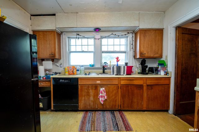 1213 W ARMSTRONG Avenue, Peoria, IL 61606