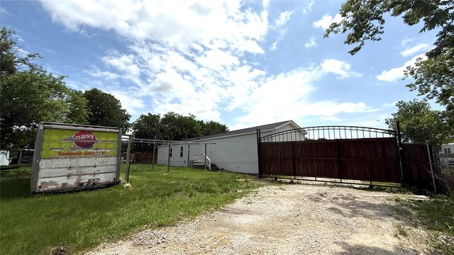 5904 Falcon Court N, Joshua, TX 76058