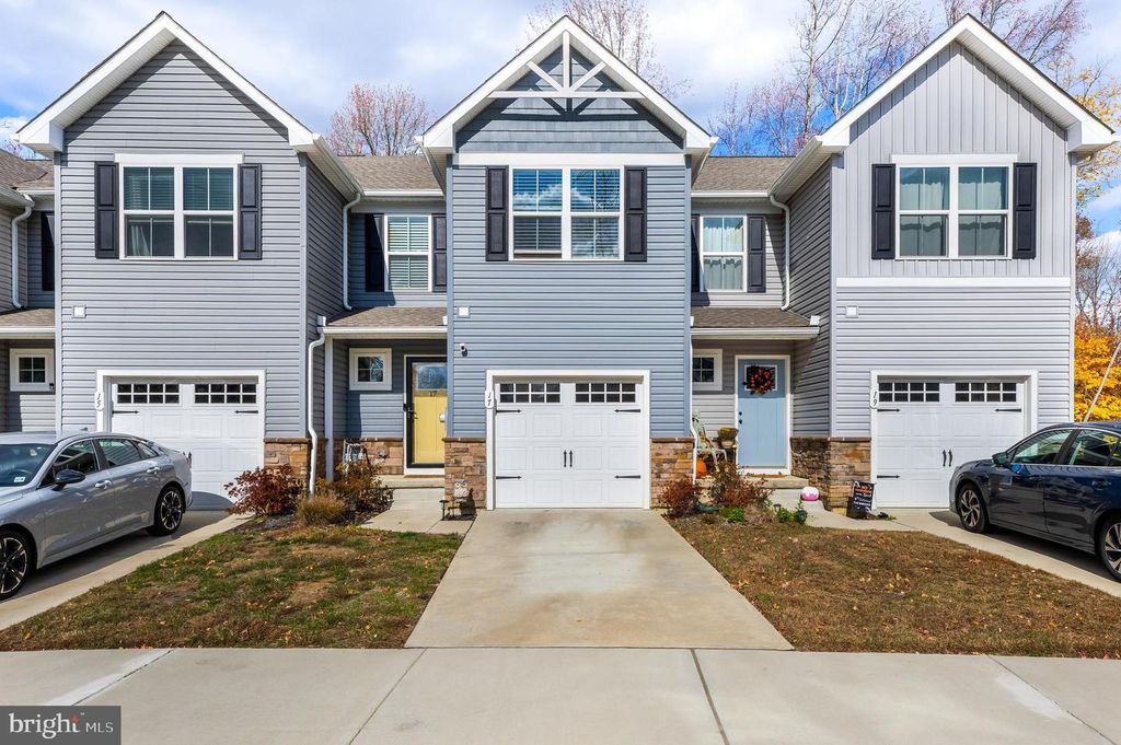 17 SOUTHWIND DR, Blackwood, NJ 08012