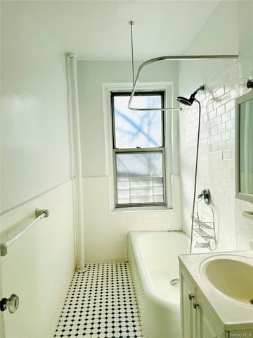 472 Gramatan Avenue Bldg.3 Bldg.3, Unit L2, Mount Vernon, NY 10552