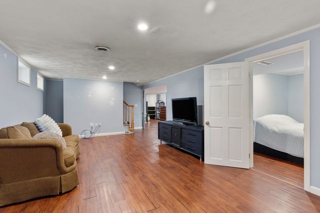 987 Pleasant St, Framingham, MA 01701