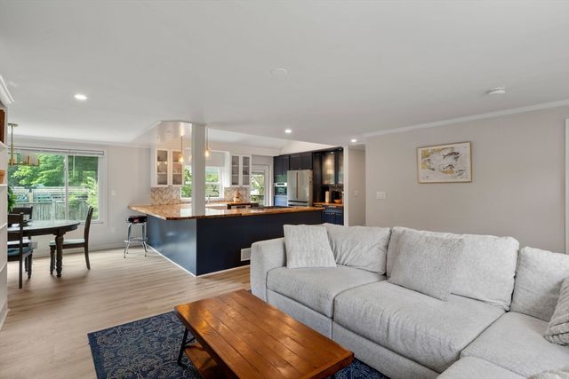 987 Pleasant St, Framingham, MA 01701
