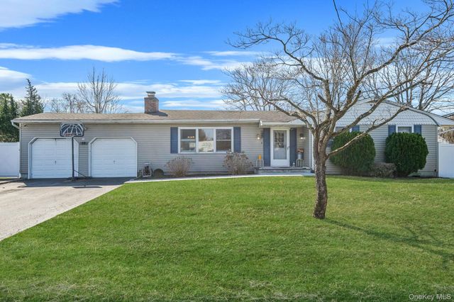 28 Shirley Street, Bohemia, NY 11716