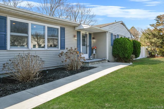 28 Shirley Street, Bohemia, NY 11716