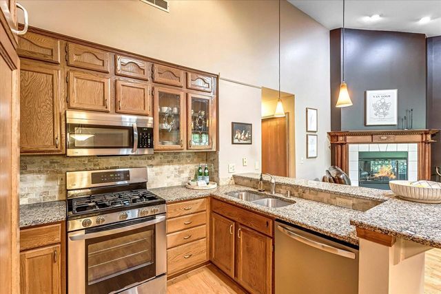 9260 W Kelly PLACE, Hales Corners, WI 53130