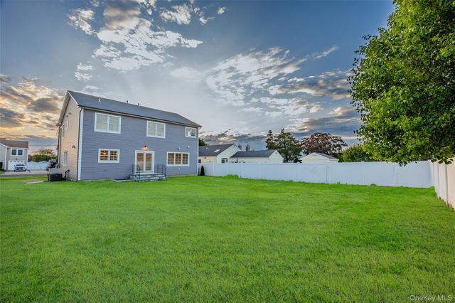 92 Biltmore Boulevard, Massapequa, NY 11758