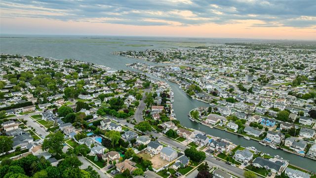 92 Biltmore Boulevard, Massapequa, NY 11758
