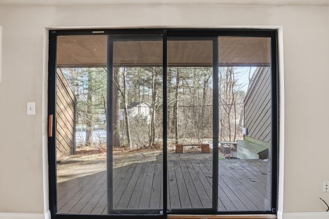 33 Valencia Drive, Nashua, NH 03062