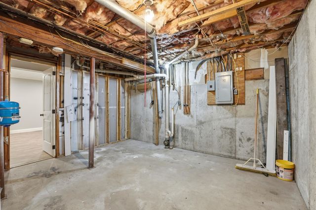 33 Valencia Drive, Nashua, NH 03062