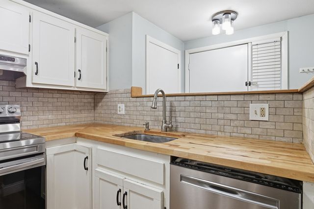 33 Valencia Drive, Nashua, NH 03062