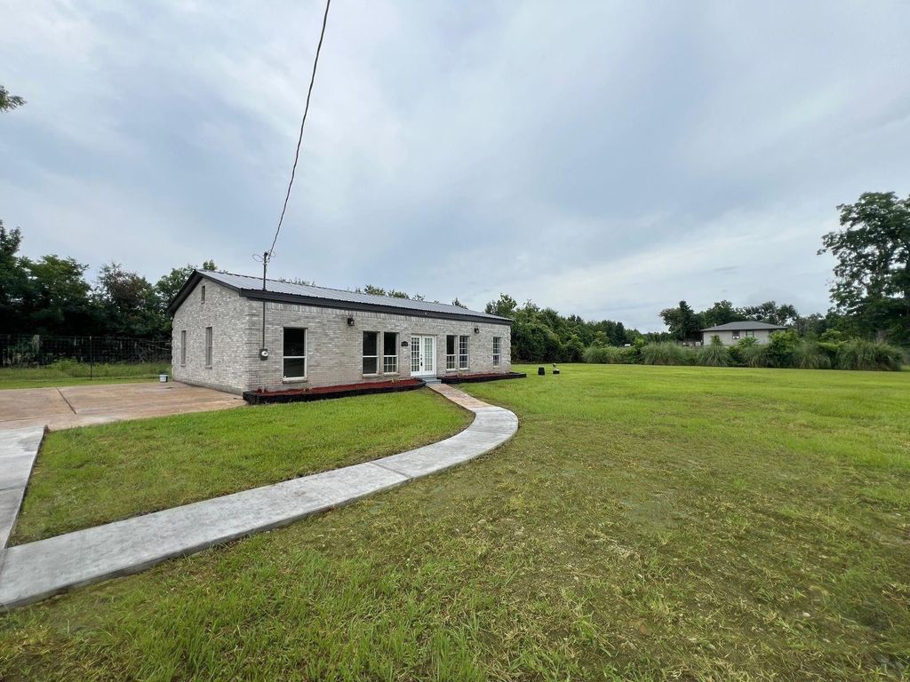 638 Kelly Lane, Holiday Lakes, TX 77515