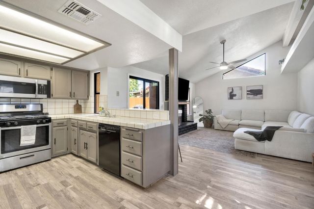 6241 N Lodi Avenue, Fresno, CA 93722