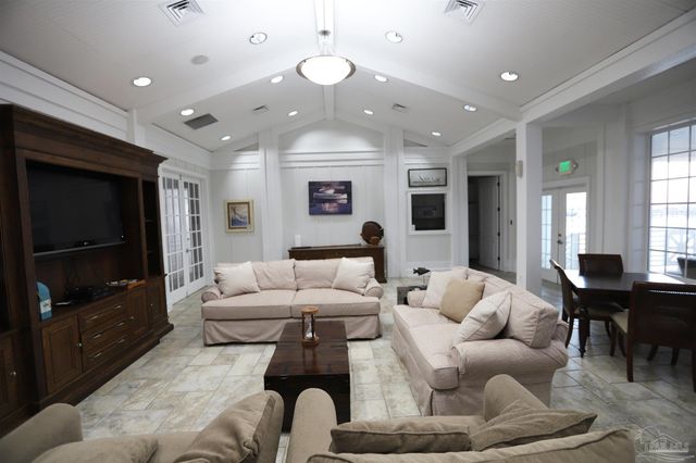 10099 Nelle Ave, Pensacola, FL 32507