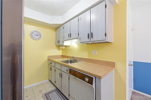 16371 Benmar Drive, Roseville, MI 48066