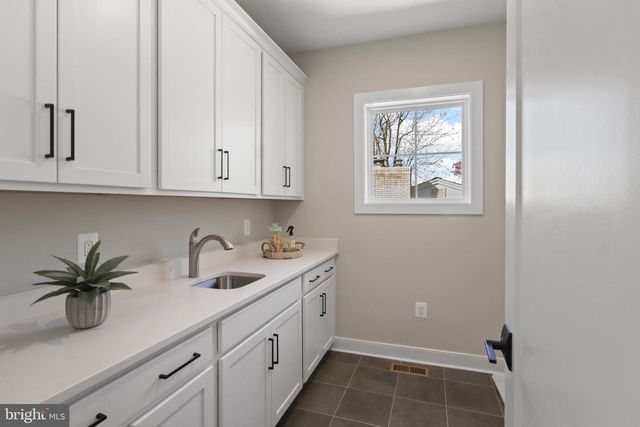 1103 DESALE ST SW, Vienna, VA 22180