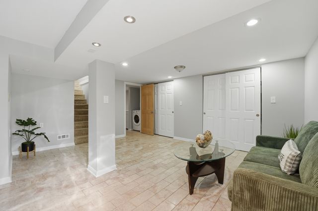 1610 Stockton Avenue, Des Plaines, IL 60018