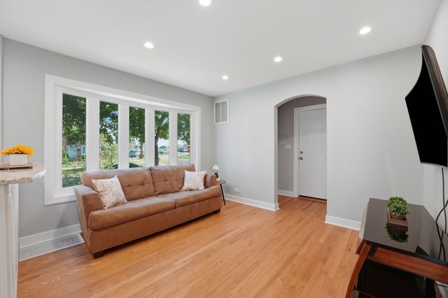1610 Stockton Avenue, Des Plaines, IL 60018