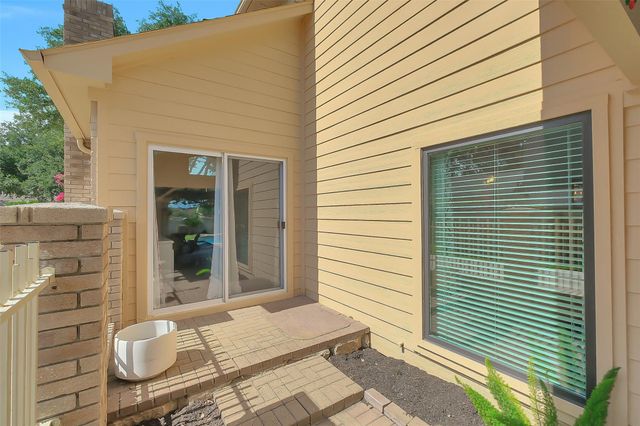 910 Millpond Drive, Sugar Land, TX 77498