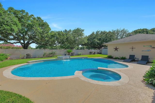910 Millpond Drive, Sugar Land, TX 77498