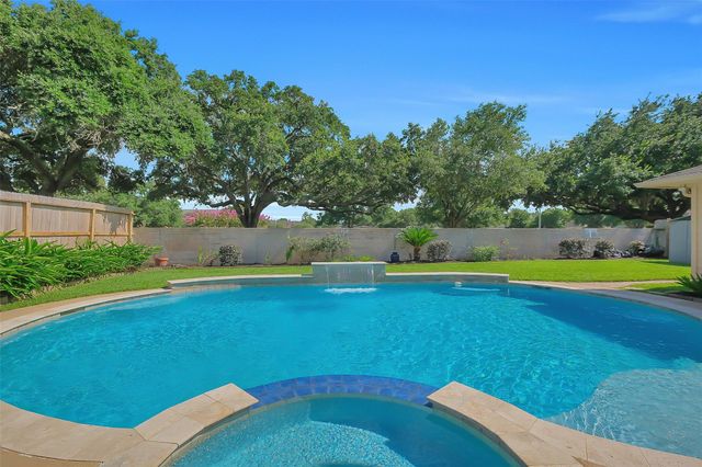 910 Millpond Drive, Sugar Land, TX 77498