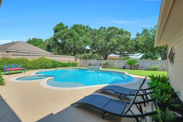 910 Millpond Drive, Sugar Land, TX 77498