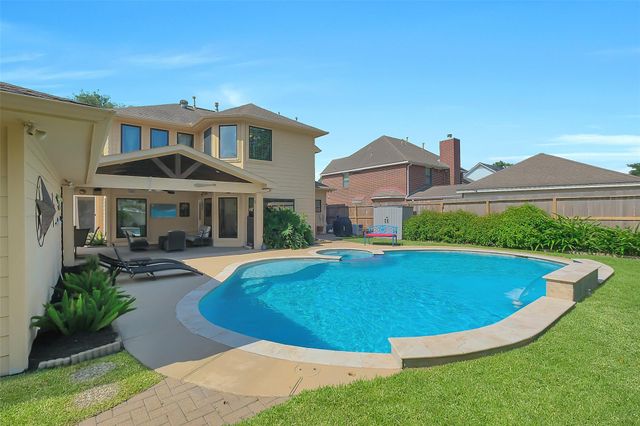 910 Millpond Drive, Sugar Land, TX 77498